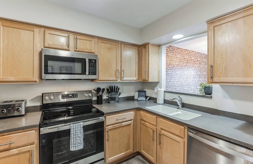 North Capitol Condo | 2 BDR Riverfront Living Right in Downtown Nashville! Pet friendly, Walk to Parks