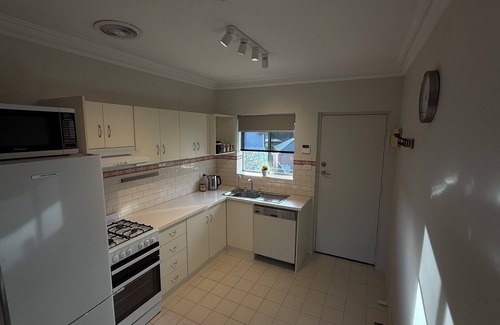Walkerville Apartment | 2 Bdrm Apartment - Spacious, ducted heating & cooling, centerally located!