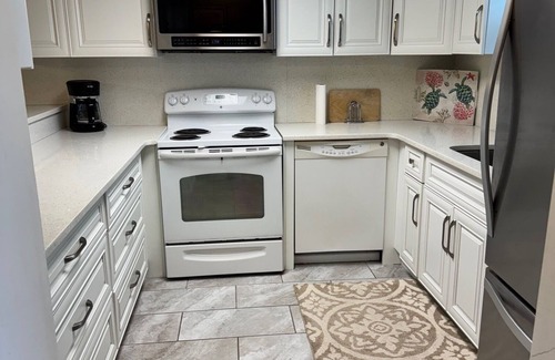 Breakers Condo | 2 bdrm condo, Ormond Beach steps from the beach, views from all windows, AC WIFI