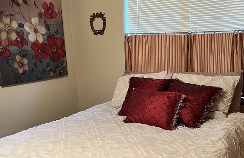New Lisbon Cottage | 2 Bdrm Pet Friendly Cottage 2 min to Castle Rock Lake