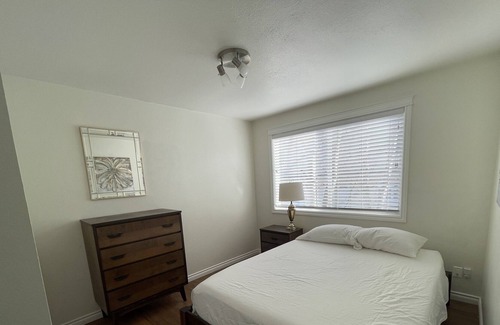 University Area House | 2 Bed, 1 Bath Quiet Duplex Unit