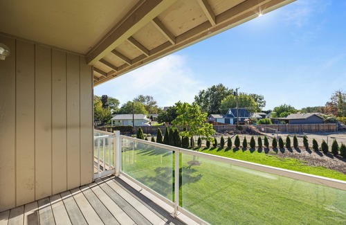 Tri-Cities Apartment | 2 Bed/1 Bath-sleeps 6, pets allowed-Central Location in Cul de Sac