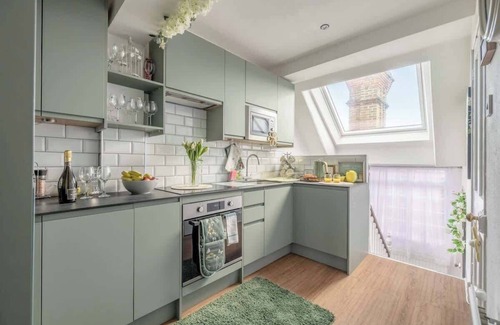 Windsor Apartment | 2 Bed/1Bath Apartment – Walk to Windsor Castle!