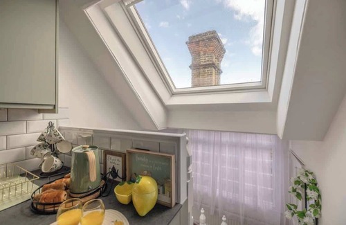Windsor Apartment | 2 Bed/1Bath Apartment – Walk to Windsor Castle!
