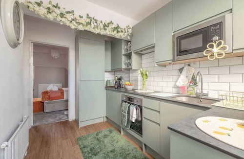 Windsor Apartment | 2 Bed/1Bath Apartment – Walk to Windsor Castle!