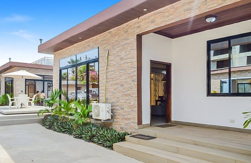 Monrovia Villa | 2 Bed/2.5 Bath Villa (Rubi)