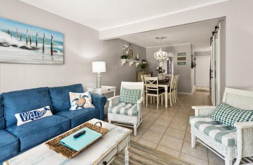 Hilton Head House | 2 Bed 2 and one half Bath 34 Coligny Villa Near Beach & Plaza