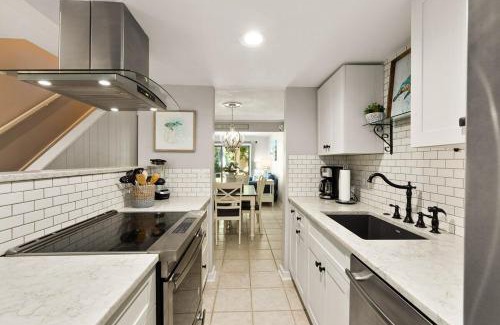 Hilton Head House | 2 Bed 2 and one half Bath 34 Coligny Villa Near Beach & Plaza