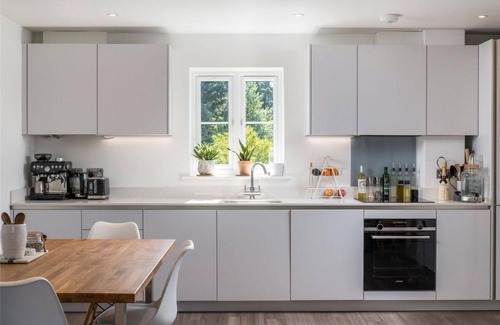 Reigate Apartment | 2 Bed 2 Bath Apt Close to Reigate Station - 2230