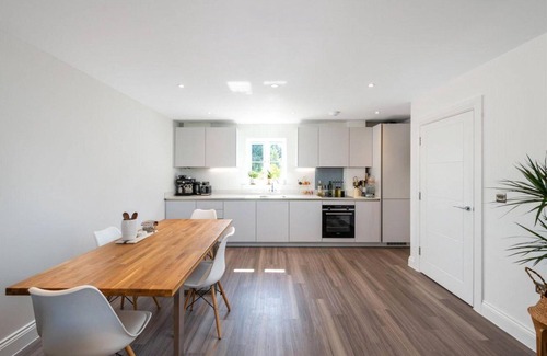 Reigate Apartment | 2 Bed 2 Bath Apt Close to Reigate Station - 2230