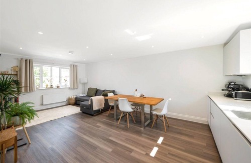 Reigate Apartment | 2 Bed 2 Bath Apt Close to Reigate Station - 2230