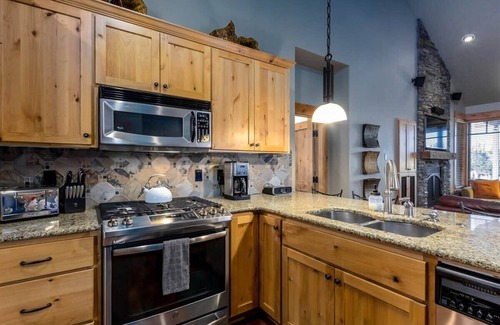 Powell Butte Cabin | 2 Bed/2 Bath, Brasada Ranch, Hot Tub, Resort Amenities