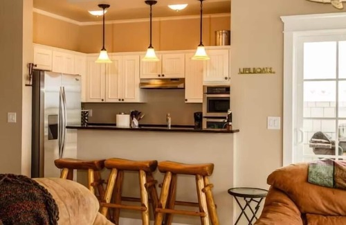 Florence House | 2 bed, 2 bath Hecta Beach front home - Traxler's Surfside Cottage