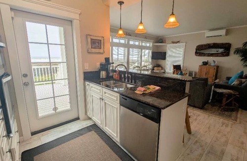 Florence House | 2 bed, 2 bath Hecta Beach front home - Traxler's Surfside Cottage