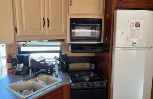 Midland House | 2 Bed, 2 Bath High End RV, Fully Furnished, Pet and Child Friendly