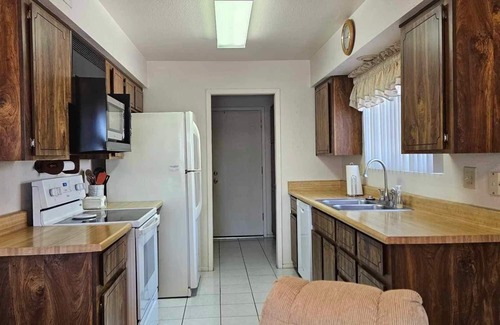 Fountain of the Sun House | 2 bed 2 bath home in a gated/guarded 55+ community with golf and free amenities.