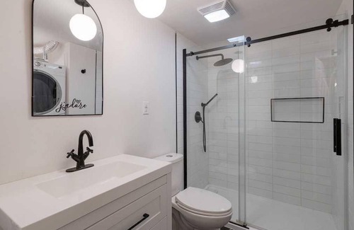 Marda Loop House | 2 Bed 2 Bath House near Downtown