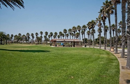Oxnard Dunes House | 2 Bed/2 bath Townhome + Den/Min to beach/1 hr -LA, 30 mi to SB-30 day min