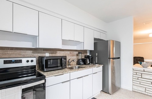 Sunny Isles Beach Ski Chalet | 2 bed 2 bath Beach 1 min walk SEPT Book 3 Nights 100 OFF