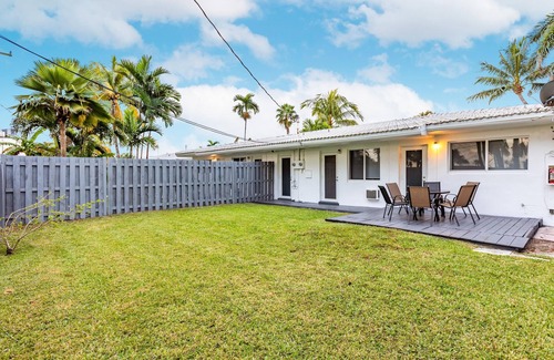 Sunny Isles Beach Ski Chalet | 2 bed 2 bath Beach 1 min walk SEPT Book 3 Nights 100 OFF