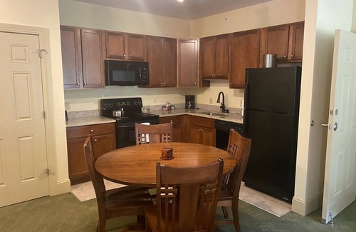 Hunter Condo | 2 bed/2 bath w/sauna, steam room, hot tub, heated pool, exercise and game rooms!