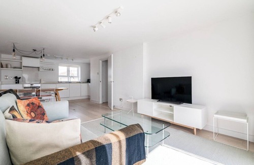 Belgravia Apartment | 2-Bed, 2-Bath with Balcony and City Views