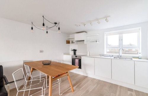 Belgravia Apartment | 2-Bed, 2-Bath with Balcony and City Views