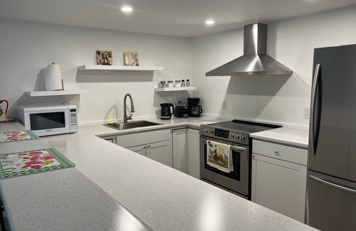 Wasaga Beach Apartment | 2 Bed Apartment-300m to the private beach, 25 minutes to the Blue Mountain