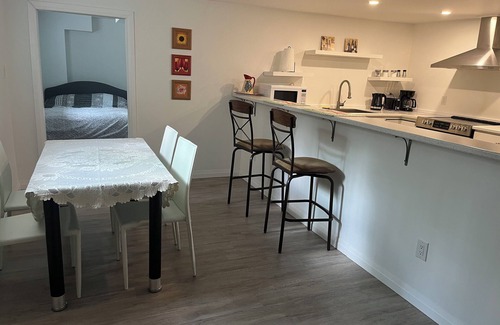 Wasaga Beach Apartment | 2 Bed Apartment-300m to the private beach, 25 minutes to the Blue Mountain