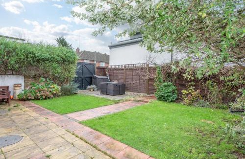 Coppetts Apartment | 2-Bed Apartment Steps from Muswell Hill