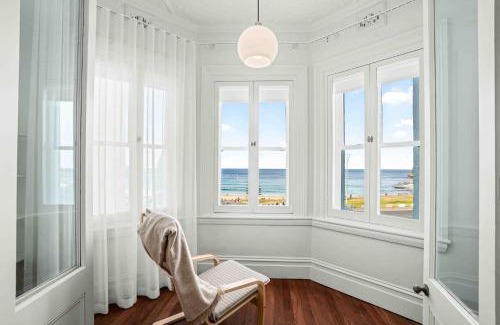 Bondi Beach Apartment | 2-Bed Apartment with Stunning Bondi Beach Views