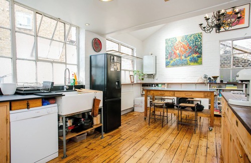 Victoria Apartment | 2 bed artistic/designer Flat Near Broadway Market