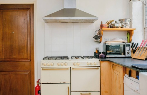Victoria Apartment | 2 bed artistic/designer Flat Near Broadway Market