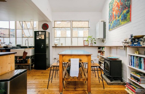 Victoria Apartment | 2 bed artistic/designer Flat Near Broadway Market