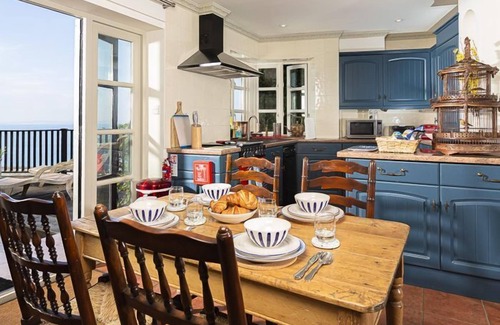 Babbacombe Cottage | 2 Bed - Bay Cottage - Sleeps 4 guests in 2 bedrooms