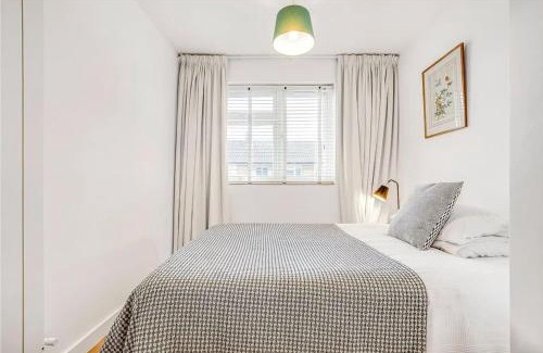 Sands End Apartment | 2 bed bright flat in Fulham