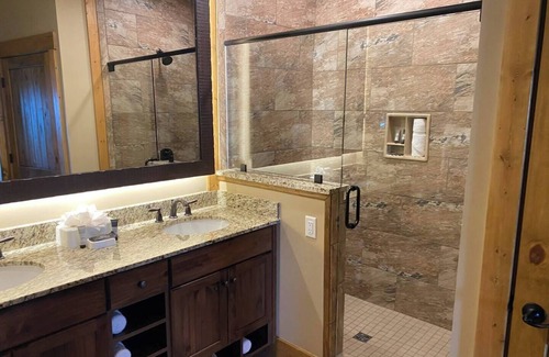 Gatlinburg Resort | 2-bed cabin with waterpark, minigolf, zipline at Gatlinburg, TN