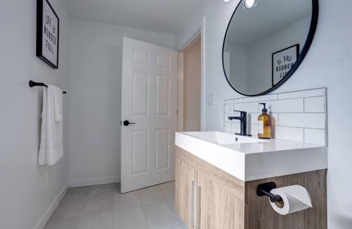 Dartmouth House | 2 Bed City Escape w deck, BBQ & beautiful back yard