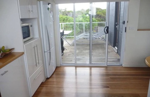 Smiths Beach House | 2 Bed Coastal Getaway - Walking distance to beach