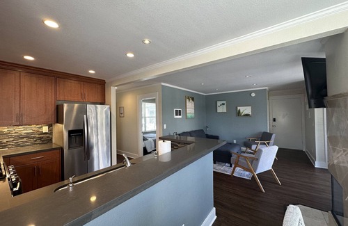 Crown Point Condo | 2 Bed Condo Steps From the Bay w/ Balcony