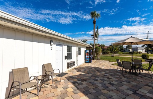 Biggar Apartment | 2 Bed Cozy Cottage with BBQ & Heated Pool - Near Beach!