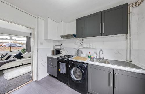 Northfleet House | 2 Bed Ebbsfleet Retreat - Free Parking and Garden