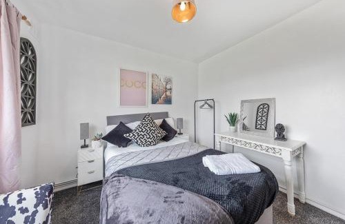 Northfleet House | 2 Bed Ebbsfleet Retreat - Free Parking and Garden