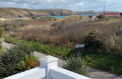 Pembroke House | 2 Bed ensuite Lodge overlooking beach and coastline