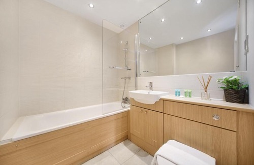 Spitalfields Apartment | 2 Bed Executive Penthouse near Liverpool Street FREE WIFI by City Stay Aparts London