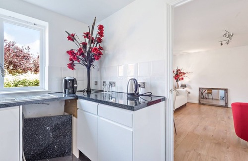 Woolwich Riverside Apartment | 2 Bed Flat, Dedicated Workspace, Parking, 4KTV
