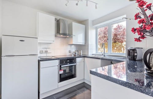 Woolwich Riverside Apartment | 2 Bed Flat, Dedicated Workspace, Parking, 4KTV