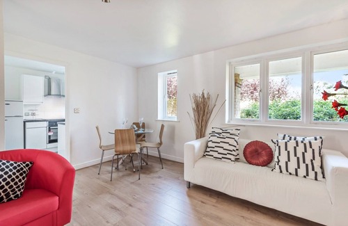 Woolwich Riverside Apartment | 2 Bed Flat, Dedicated Workspace, Parking, 4KTV