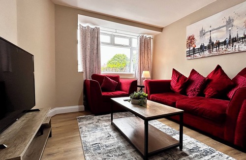 Hillingdon Apartment | 2 Bed Flat near Heathrow Airport with Free Parking and WiFi