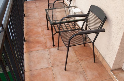 Andel Apartment | 2 Bed Flat - Sleeps 9 - Pets - Parking - Wifi